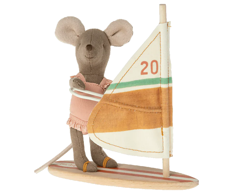 souris-surfer-petite-soeur-maileg-17-2104-00-boutique-billie-le-kid Maileg - Souris surfeuse petite soeur – Image 1