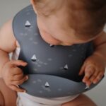 Mushie - Bavoir silicone - Bateaux – Image 3