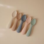 Mushie - Lot de 2 cuillères bébé Cambridge Blue-Shifting Sand – Image 2